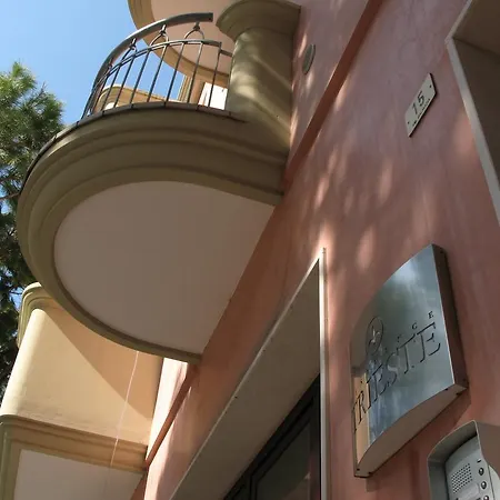 Family Apartments Residence Trieste Lido di Jesolo Exterior photo